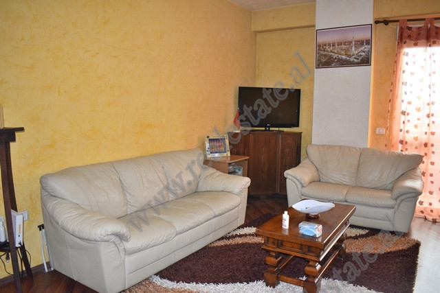 Apartament 2+1 ne shitje ne rrugen 4 Deshmoret ne Tirane.
Eshte i pozicionuar ne katin e katert te 